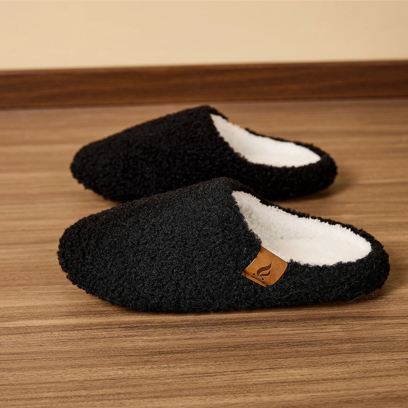 Soft and warm plush slippers, comfortable and fluffy indoor