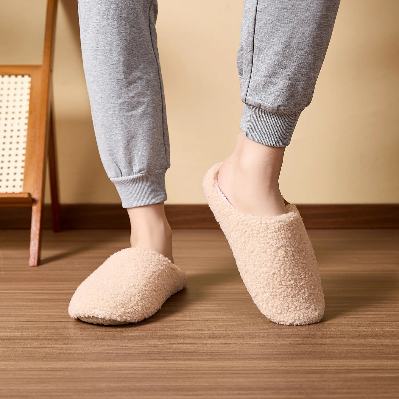 Soft and warm plush slippers, comfortable and fluffy indoor