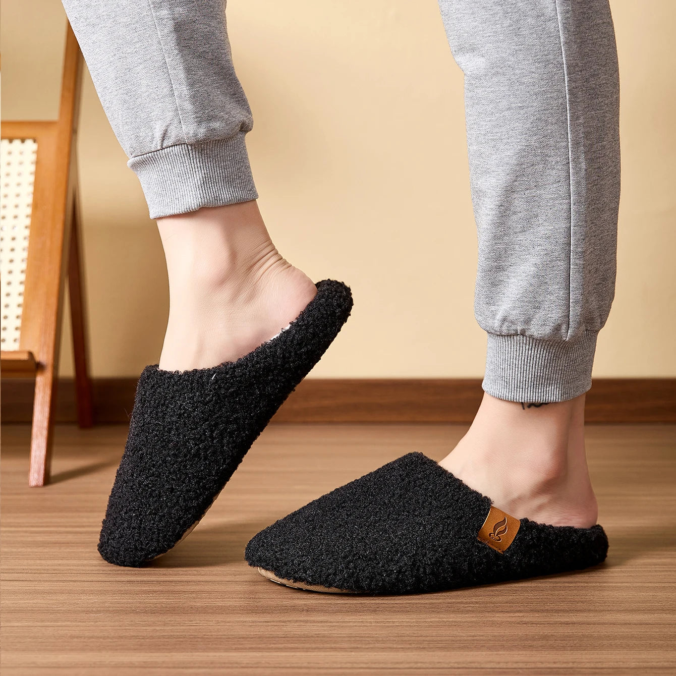 Soft and warm plush slippers, comfortable and fluffy indoor